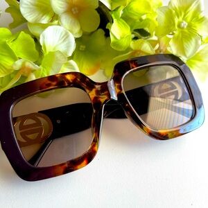 Elegant Tortoise Shell Oversized Sunglasses